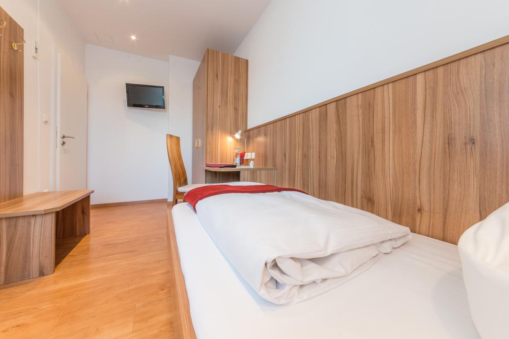 Hotel Drei Loewen Дахау Стая снимка