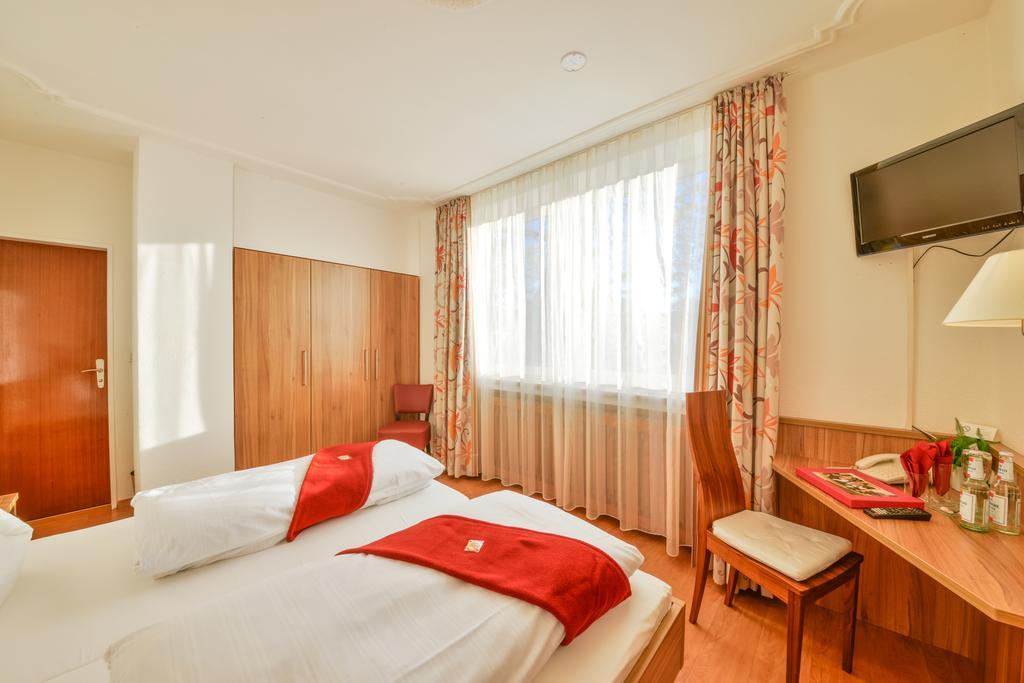 Hotel Drei Loewen Дахау Стая снимка