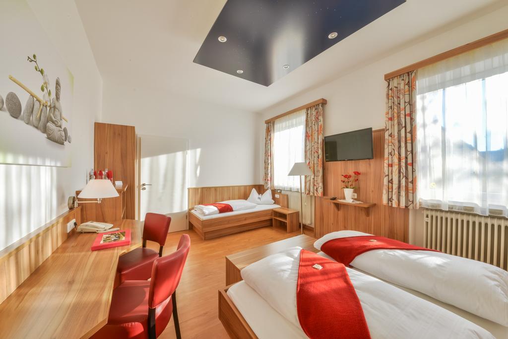 Hotel Drei Loewen Дахау Стая снимка