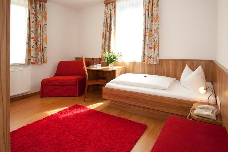 Hotel Drei Loewen Дахау Екстериор снимка