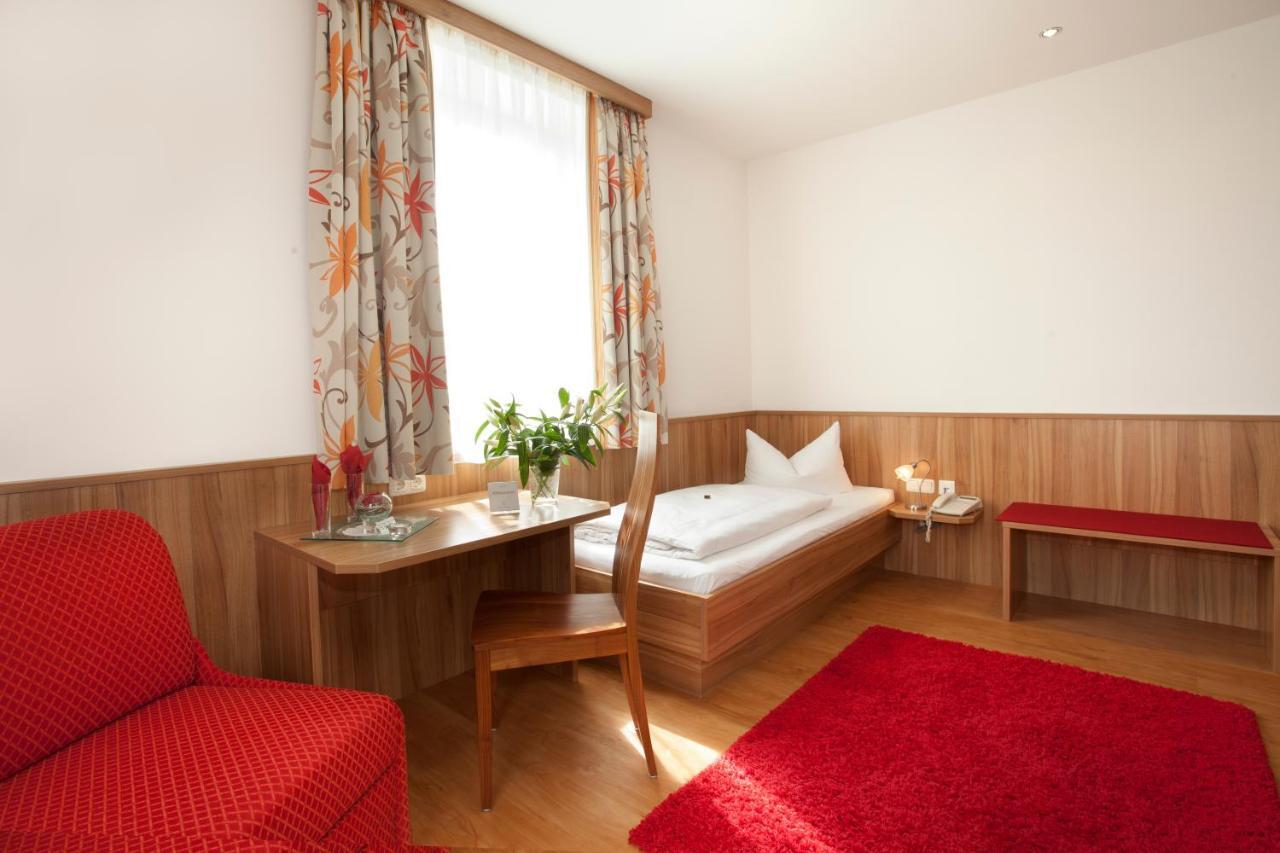 Hotel Drei Loewen Дахау Стая снимка